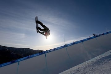 11 February 2022, China, Zhangjiakou: USA's Shaun White in action during the Men's Snowboard Halfpipe Final at Genting Snow Park during the Beijing 2022 Winter Olympic Games. Photo: Angelika Warmuth/dpa