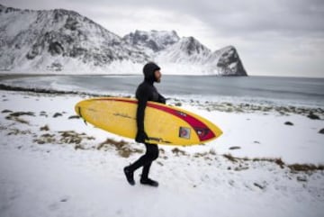 La leyenda del surf, Tom Carroll, disfruta como un niño en el Ártico