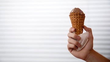 A man enjoys an ice cream cones during the summer&#039;s second heat wave in The Dalles, Oregon, U.S., July 31, 2021. Picture taken July 31, 2021. REUTERS/Maranie Staab