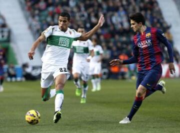 Marc Bartra pelea un balón con Jonathas de Jesús.