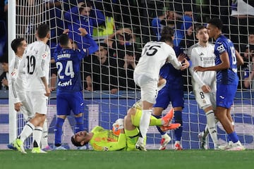 Courtois se queja tras recibir una patada de ?lvaro Rodr赤guez. Antes hab赤a detenido un taconazo de Peter Federico.