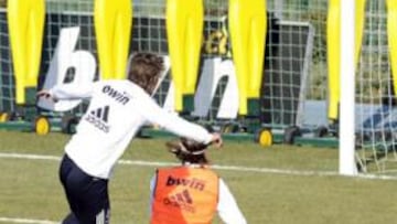 <b>ACERTADO. </b>Canales estuvo muy incisivo y abrió el marcador para el primer equipo gracias a un disparo seco que superó a Adán.