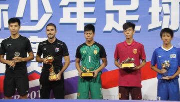 Salva Valero posa con el trofeo de campe&oacute;n del torneo internacional de la regi&oacute;n china de Wuhan.