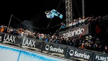 Cai Xuetong volando en el halfpipe de Laax (Suiza) durante el Laax Open presented by Zalando.