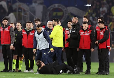 Mourinho vuelve a ser centro de la polémica tras agarrar de la nariz a su homólogo del Galatasaray, Okan Buruk. El incidente ha desatado un gran revuelo en redes sociales y numerosas críticas en el país, incluso entre los aficionados del Fenerbahçe, que han condenado su actitud.