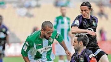 <b>CHOQUE DE TRENES. </b>El alemán Odonkor trata de burlar a Marcos ante la mirada de Borja. Fue uno de los mejores duelos del partido.