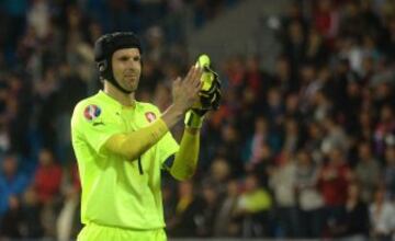 Petr Cech pasó de Chelsea a Arsenal por 15 millones de euros, estando avaluado en 3.6. Es decir, se pagó 11.4 millones de más.