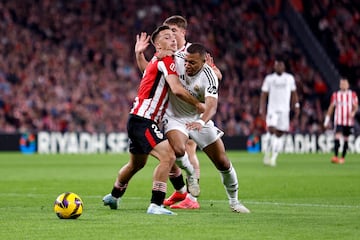 Tras revisar la jugada en el VAR, el árbitro del partido, Sánchez Martínez, no vio penalti en la acción entre Andoni Gorosabel y Kylian Mbappé en área del Athletic.