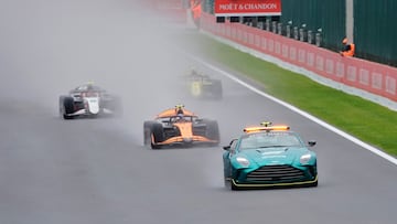 Así sortearon la pista algunos pilotos donde Montoya trompeó y tuvo que abandonar.