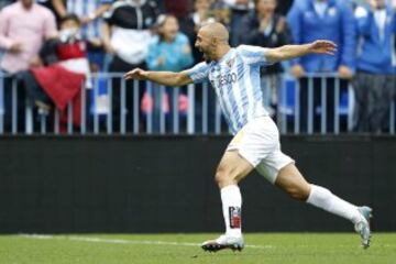 El delantero neerlandés-marroquí del Málaga Nordin Amrabat celebra su gol, primero de su equipo ante el Deportivo