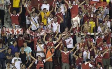 Colombia's Independiente Santa Fe supporters cheer for their team during their Copa Sudamericana 2015 final first leg football match against Argentina's Huracan at Tomas Duco stadium in Buenos Aires, Argentina, on December 2, 2015.  AFP PHOTO / JUAN MABROMATA