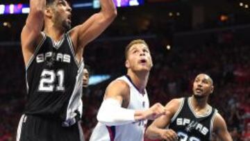 Tim Duncan lanza ante Blake Griffin durante el segundo partido de la primera eliminatoria de los plyoffs por el título.