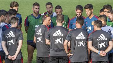 Los jugadores de la Selección atienden a las indicaciones de Luis Enrique.