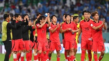 Doha (Qatar), 24/11/2022.- Players of South Korea applaud fans after the FIFA World Cup 2022 group H soccer match between Uruguay and South Korea at Education City Stadium in Doha, Qatar, 24 November 2022. (Mundial de Fútbol, Corea del Sur, Catar) EFE/EPA/Neil Hall
