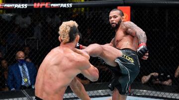 Thiago Santos lanza una patada a Johnny Walker.