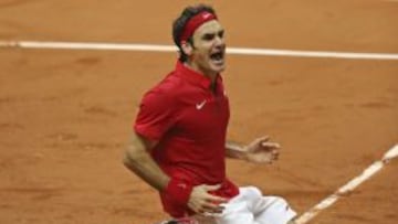 Federer celebra el punto que le dio la Davis a Suiza. 