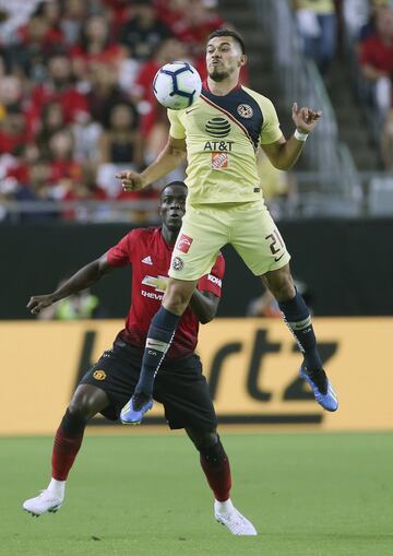 Henry Martin disputando un balón por aire. Más tarde sería el autor del gol americanista con un cabezazo letal