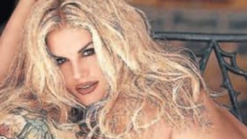 Neriah Davis es una fan de los Lakers y seguirá con fervor la fi nal de la NBA que les medirá a los Celtics, luciendo su muñequera del equipo. Esta modelo canadiense, portada de Playboy, vibrará con Pau Gasol