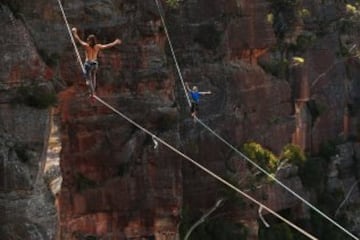 El slackline es un deporte extremo de equilibrio en el que se usa una cinta (normalmente elástica) que se engancha entre dos puntos fijos y se tensa. No se usa ninguna herramienta para ayudar a mantener el equilibrio. Se pueden realizar saltos, movimientos dinámicos, posturas de yoga incluso acrobacias. 