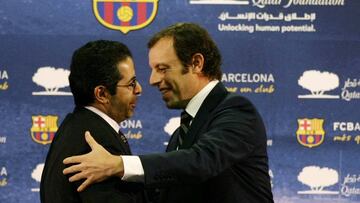 Sandro Rosell saluda a Ahmed Al-Sulaiti tras el acuerdo firmado entre el F.C. Barcelona y Qatar Sports Investment.