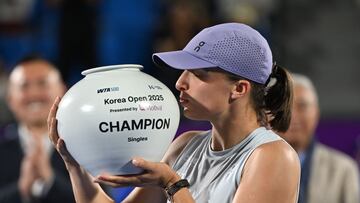 Iga Swiatek posa con el trofeo del torneo de Seúl.