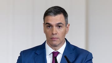 El presidente del Gobierno, Pedro Sánchez, comparece para explicar el decreto que prorroga el escudo social tras una rueda de prensa posterior a la reunión del Consejo de Ministros, en el Palacio de la Moncloa, a 27 de diciembre de 2023, en Madrid (España). El Consejo de Ministros ha aprobado hoy la prórroga parcial del 'escudo social' para combatir los efectos de la inflación, la crisis energética y la guerra de Ucrania, y mantendrá las medidas referentes al ámbito laboral, la imposibilidad de suspender los suministros básicos, la ampliación de los descuentos correspondientes al bono social eléctrico o la suspensión de los desahucios, según han trasladado fuentes de Sumar. Además, se aprobará el transporte público gratis para jóvenes y desempleados y se prorrogarán hasta junio las rebajas del IVA a alimentos. El nuevo paquete aprobado hoy en el último Consejo de Ministros del año será el octavo impulsado por el Ejecutivo para seguir respondiendo al impacto de la guerra en Ucrania y el incremento de precios, una movilización de recursos que, hasta ahora, asciende a unos 47.000 millones de euros.
27 DICIEMBRE 2023;COMPLEJO DE LA MONCLOA;PEDRO SÁNCHEZ;ESCUDO SOCIAL;GOBIERNO;TRANSPORTE PÚBLICO GRATIS JÓVENES
Eduardo Parra / Europa Press
27/12/2023