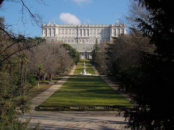 Se encuentra en la parte posterior del Palacio Real y es uno de los parques ms bonitos de la capital. Suele ser uno de los sitios recurrentes para realizar fotografas de boda. En l se pueden visualizar pavos reales y disfrutar de la Fuente de los Tritones o el Chalecito de la Reina.