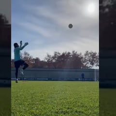 ¿Va de delantero? Bravo anotó un golazo en la práctica del Betis