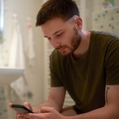 Las razones por las que deberíamos dejar de usar el móvil en el baño