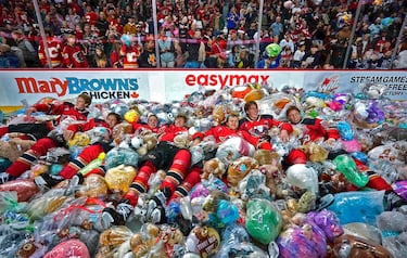 Hay muchas formas de celebrar un gol, pero pocas tan originales como esta de los Calgary Hitmen durante el partido de hockey hielo juvenil contra el Wenatchee Wild, en el Scotiabank Saddledome en Calgary, Canadá. Los jugadores locales saltan sobre una montaña de peluches tras anotar en el tercer período de la  30ª edición del torneo navideño Teddy Bear Toss.