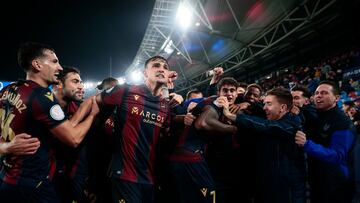 VALENCIA, 03/01/2023.- Los jugadores del Levante celebran el tercer gol ante el Getafe, durante el partido correspondiente a los dieciseisavos de final de la Copa del Rey entre Levante UD y Getafe CF celebrado este martes en el Estadio Ciudad de Valencia. EFE/Juan Carlos Cárdenas