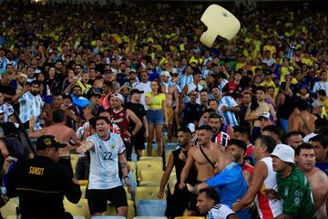 Una silla arrancada del estadio vuela tras ser lanzada por un aficionado argentino contra la policía brasileña.