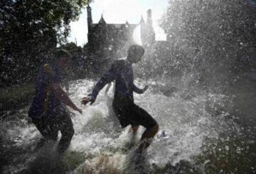 Partido anual de fútbol sobre las aguas del río Windrush