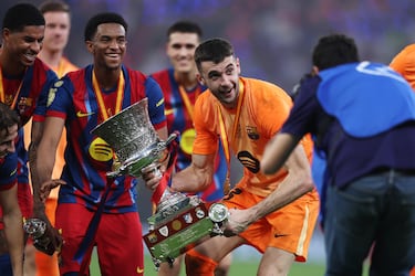 Joan Garcia, del FC Barcelona, posa con el trofeo de la Supercopa de España tras la final ante el Real Madrid en Yeda.
