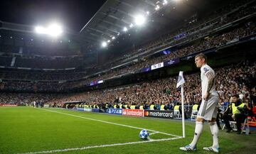 Real Madrid's Toni Kroos prepares to take a corner