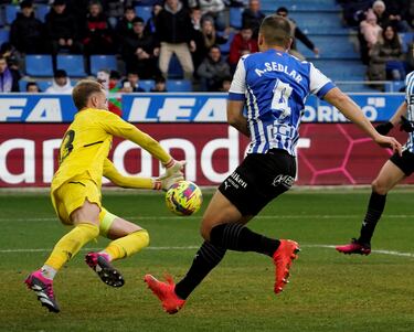 Antes del partido, Escandell ya sabía que iba a tener que trabajar a destajo ante uno de los 'gallitos' de la categoría como es el Alavés. El meta completó dos paradas espectaculares: una a remate de Sylla con una buena mano arriba; y otra con un cabezazo de Abqar. Ambas, por cierto, con remates en área pequeña.