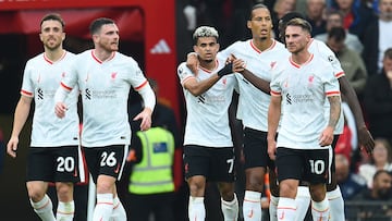 Manchester (United Kingdom), 01/09/2024.- Luis Diaz of Liverpool (C) reacts after scoring for the 2-0 lead against Manchester United during the English Premier League soccer match of Manchester United against Liverpool FC, in Manchester, Britain, 01 September 2024. (Reino Unido) EFE/EPA/PETER POWELL EDITORIAL USE ONLY. No use with unauthorized audio, video, data, fixture lists, club/league logos, 'live' services or NFTs. Online in-match use limited to 120 images, no video emulation. No use in betting, games or single club/league/player publications.