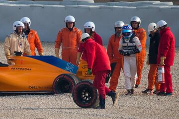 La rueda trasera derecha del McLaren de Fernando Alonso se salió, lo que provocó la bandera roja en pista.