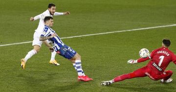 Hazard, marcando ante el Alavés.