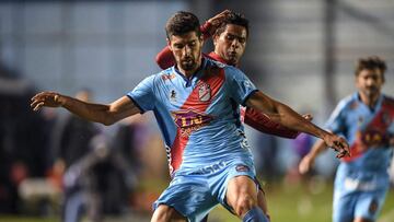 Argentina's Arsenal Gaston Suso (front) and Bolivia's Jorge Wilstermann Humberto Osorio vie for the ball during the Copa Sudamericana football tournament group stage match at the Julio Humberto Grondona Stadium in Sarandi, Buenos Aires on May 6,