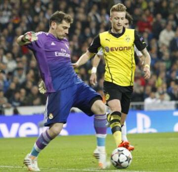 Iker Casillas con el balón ante Reus.