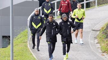 SAN SEBASTIÁN (ESPAÑA), 23/11/2024.- El entrenador de la Real Sociedad, Imanol Alguacil (c), acompañado del equipo técnico y jugadores tras el entrenamiento celebrado este sábado en el campo de entrenamiento de Zubieta. A las puertas de un nuevo derbi vasco, ha recalcado que "da igual" como se llegue porque "los derbis son siempre especiales". EFE/Juan Herrero