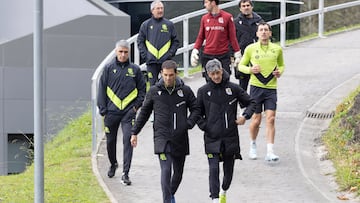 SAN SEBASTIÁN (ESPAÑA), 23/11/2024.- El entrenador de la Real Sociedad, Imanol Alguacil (c), acompañado del equipo técnico y jugadores tras el entrenamiento celebrado este sábado en el campo de entrenamiento de Zubieta. A las puertas de un nuevo derbi vasco, ha recalcado que "da igual" como se llegue porque "los derbis son siempre especiales". EFE/Juan Herrero
