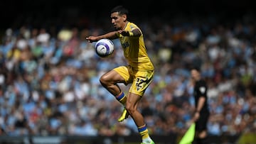 Crystal Palace's Colombian defender #12 Daniel Munoz controls the ball during the English Premier League football match between Manchester City and Crystal Palace at the Etihad Stadium in Manchester, north west England, on April 12, 2025. (Photo by Paul ELLIS / AFP) / RESTRICTED TO EDITORIAL USE. No use with unauthorized audio, video, data, fixture lists, club/league logos or 'live' services. Online in-match use limited to 120 images. An additional 40 images may be used in extra time. No video emulation. Social media in-match use limited to 120 images. An additional 40 images may be used in extra time. No use in betting publications, games or single club/league/player publications. /