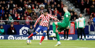 El jugadón de Morata comenzó con un doble regate, primero a Bigas y después a Clerc.