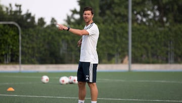Xabi Alonso, en un entrenamiento con las categorías inferiores del Real Madrid.