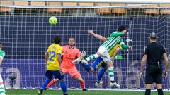 Juanmi remata para anotar el &uacute;nico gol del partido.