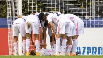 Los jugadores del Real Madrid, con Pablo Rodr&iacute;guez, que marc&oacute; el primer gol y se lesion&oacute;.