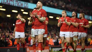 Gales se aferra a la ¨¦pica y arrebata el liderato a Inglaterra