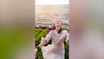 Una turista se cae de un tren en movimiento tras chocar contra un árbol posando para un vídeo